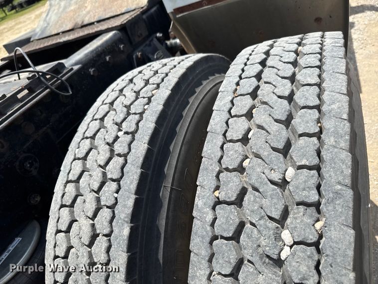 image for item DU9258 1995 Peterbilt 379 semi truck