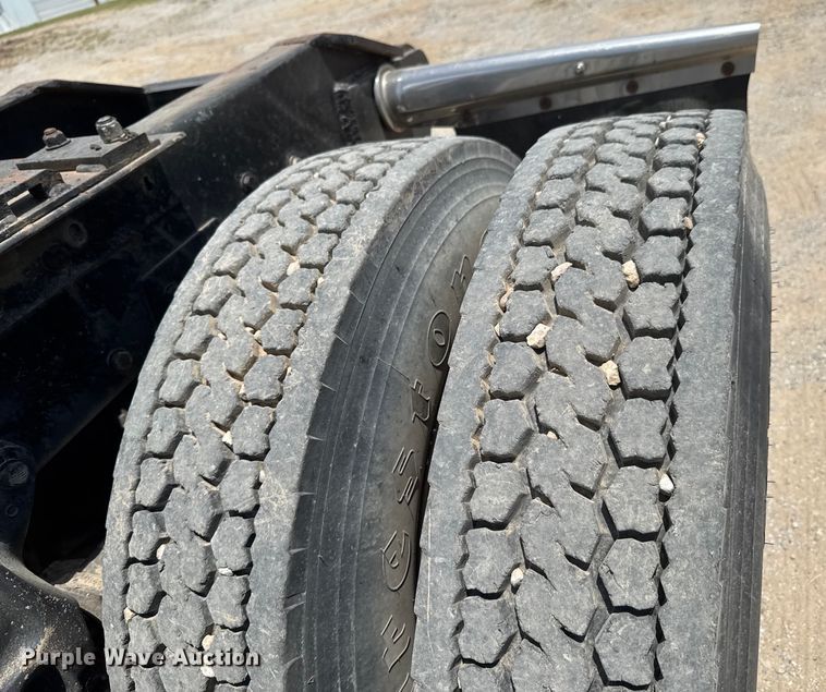 image for item DU9258 1995 Peterbilt 379 semi truck