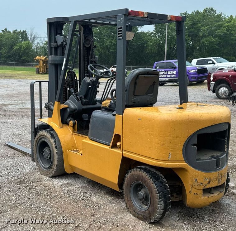 image for item DU9278 2001 Caterpillar GP30K forklift