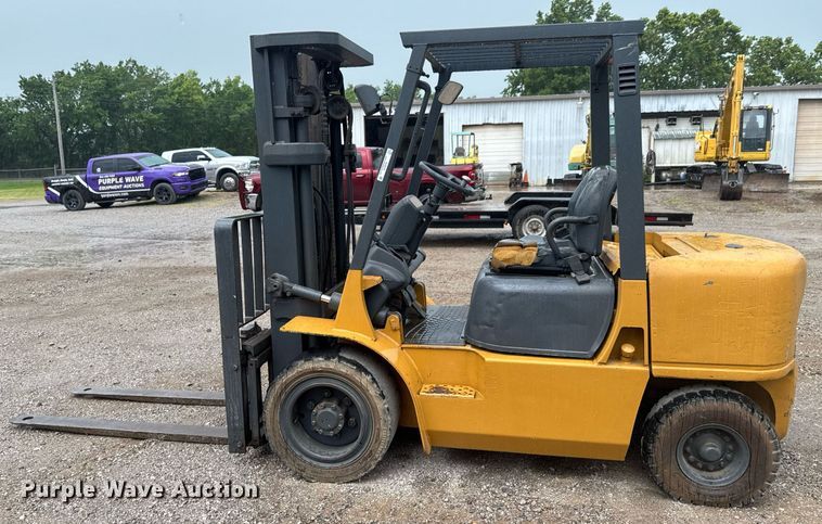 image for item DU9278 2001 Caterpillar GP30K forklift