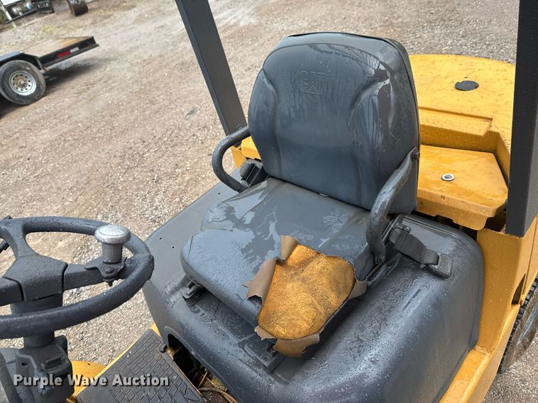 image for item DU9278 2001 Caterpillar GP30K forklift