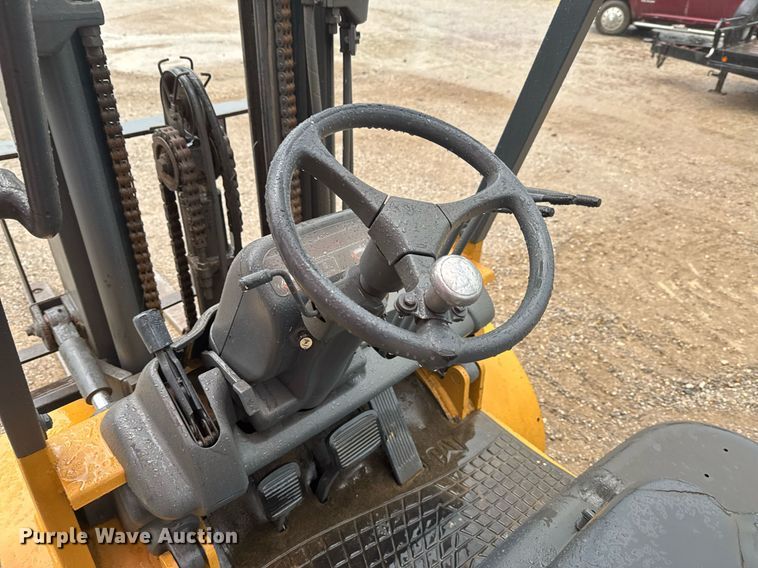 image for item DU9278 2001 Caterpillar GP30K forklift