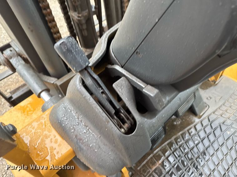 image for item DU9278 2001 Caterpillar GP30K forklift