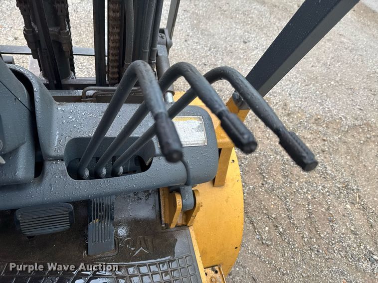 image for item DU9278 2001 Caterpillar GP30K forklift