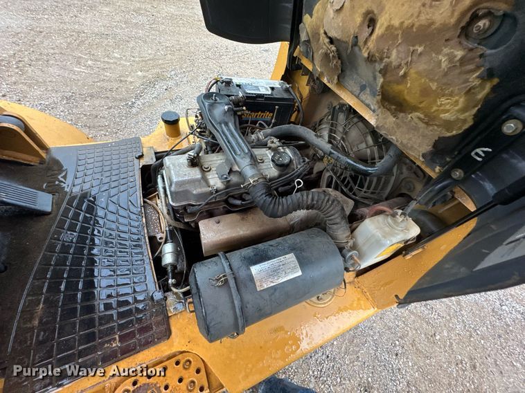 image for item DU9278 2001 Caterpillar GP30K forklift