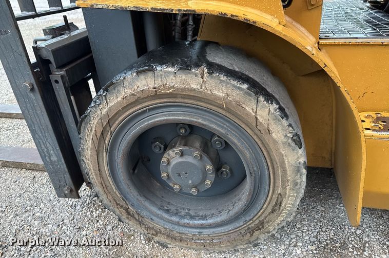 image for item DU9278 2001 Caterpillar GP30K forklift