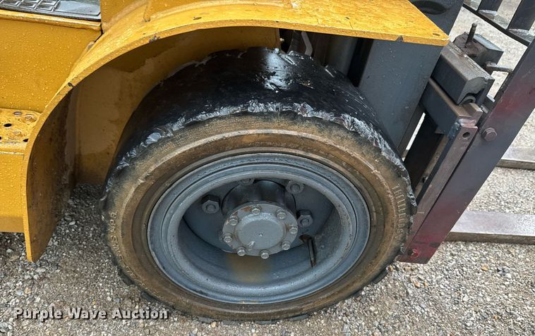 image for item DU9278 2001 Caterpillar GP30K forklift