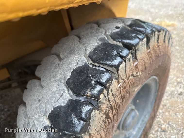 image for item DU9278 2001 Caterpillar GP30K forklift