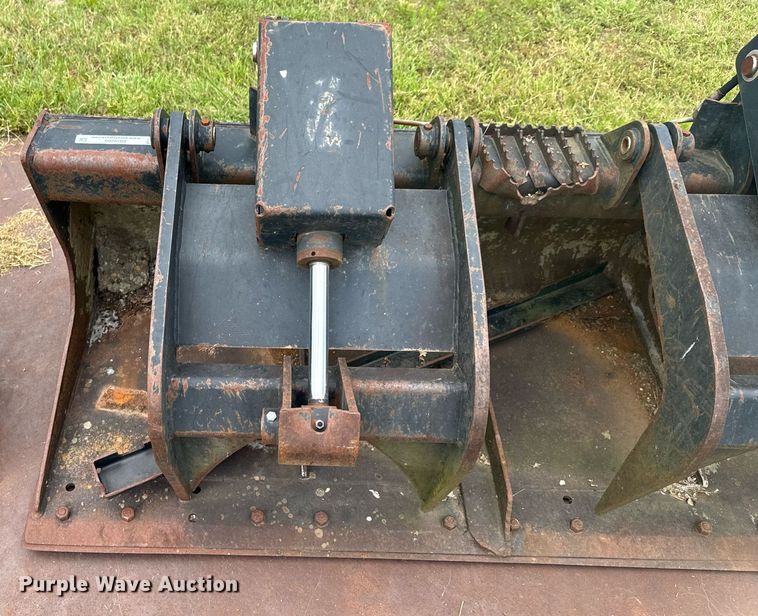 image for item DU9280 Bobcat 157-7225 skid steer grapple bucket