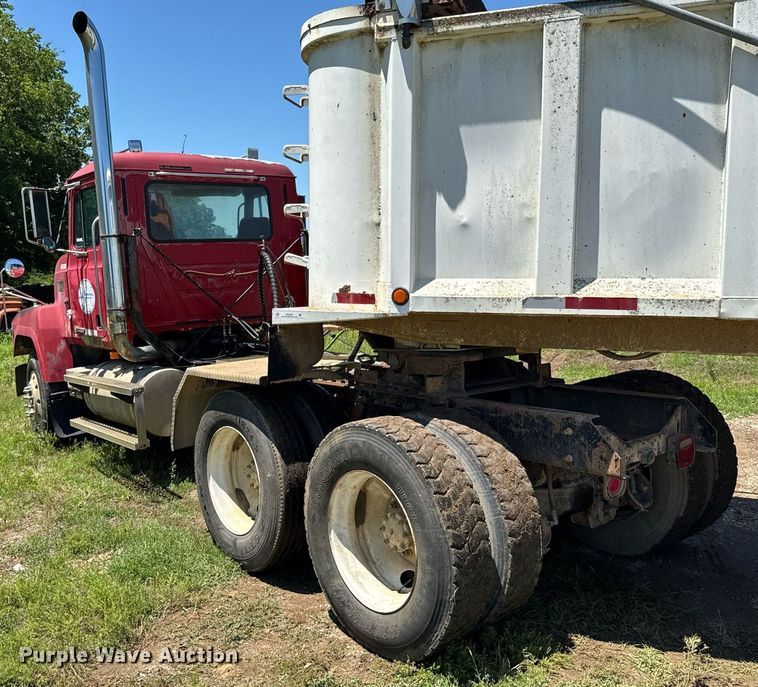 image for item DU9934 1999 Mack CH613 semi truck