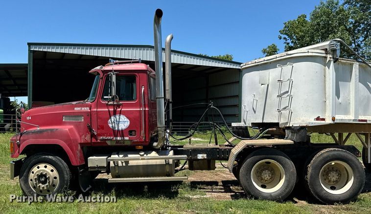 image for item DU9934 1999 Mack CH613 semi truck