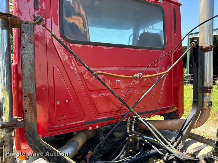 image for item DU9934 1999 Mack CH613 semi truck