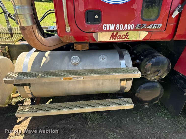 image for item DU9934 1999 Mack CH613 semi truck