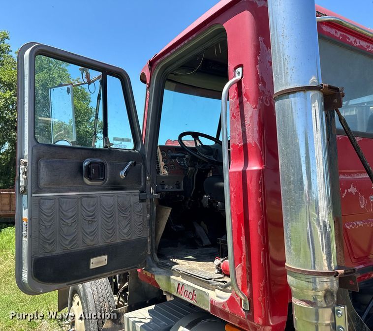 image for item DU9934 1999 Mack CH613 semi truck