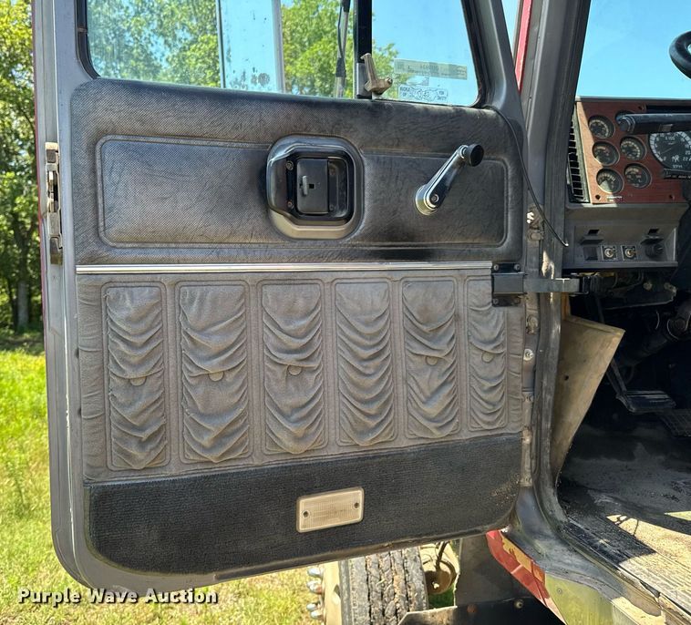 image for item DU9934 1999 Mack CH613 semi truck