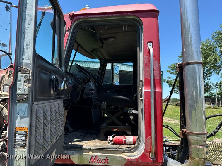 image for item DU9934 1999 Mack CH613 semi truck