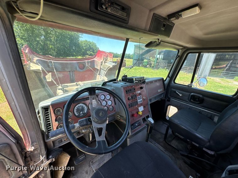 image for item DU9934 1999 Mack CH613 semi truck