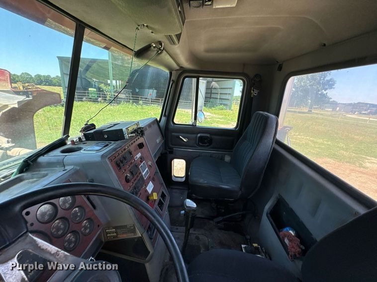 image for item DU9934 1999 Mack CH613 semi truck