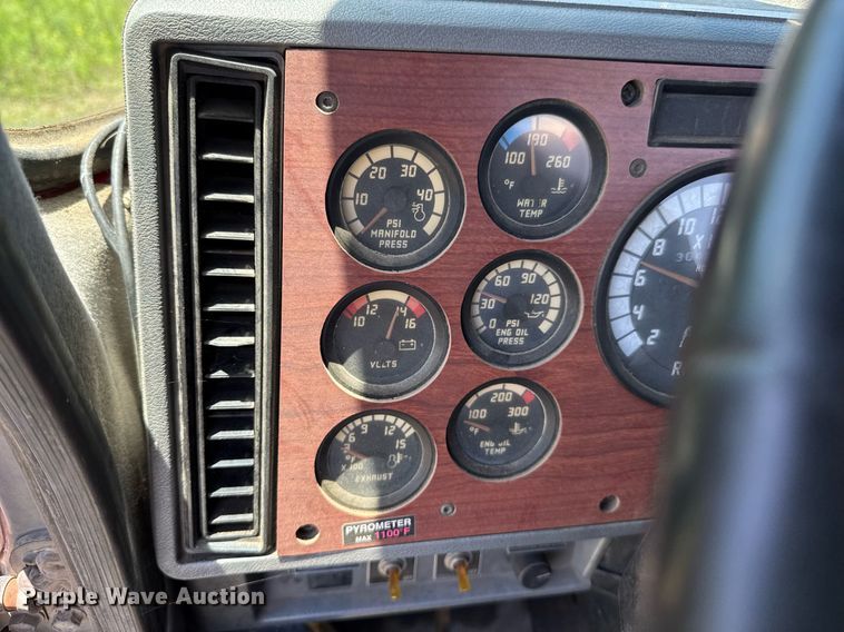 image for item DU9934 1999 Mack CH613 semi truck