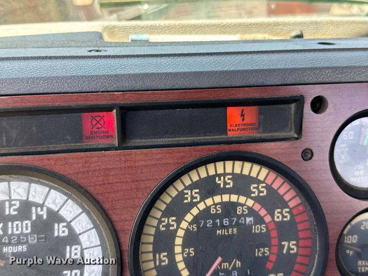 image for item DU9934 1999 Mack CH613 semi truck