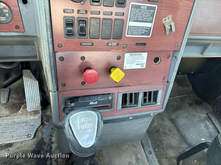 image for item DU9934 1999 Mack CH613 semi truck