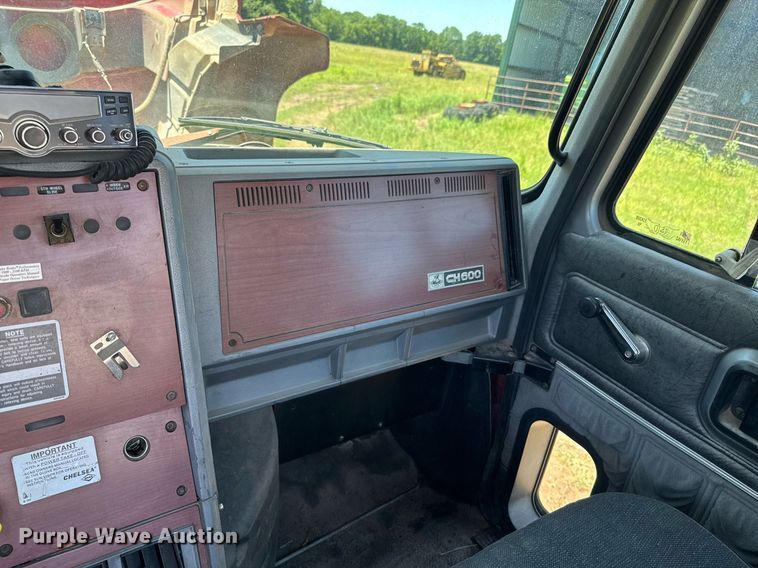 image for item DU9934 1999 Mack CH613 semi truck