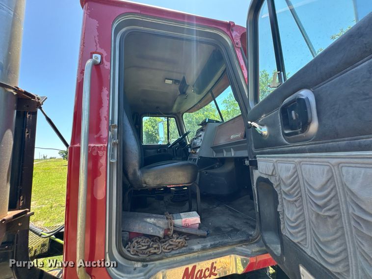 image for item DU9934 1999 Mack CH613 semi truck