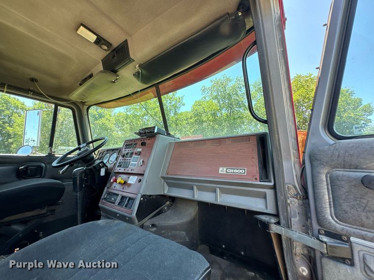 image for item DU9934 1999 Mack CH613 semi truck