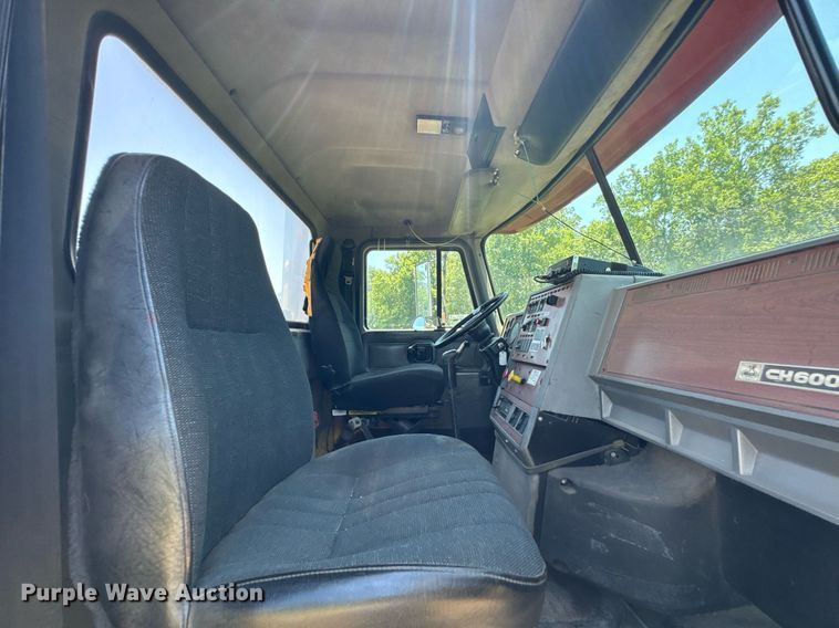 image for item DU9934 1999 Mack CH613 semi truck