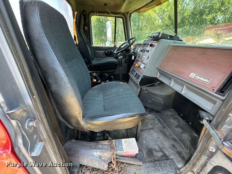 image for item DU9934 1999 Mack CH613 semi truck