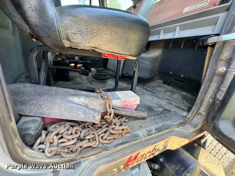 image for item DU9934 1999 Mack CH613 semi truck