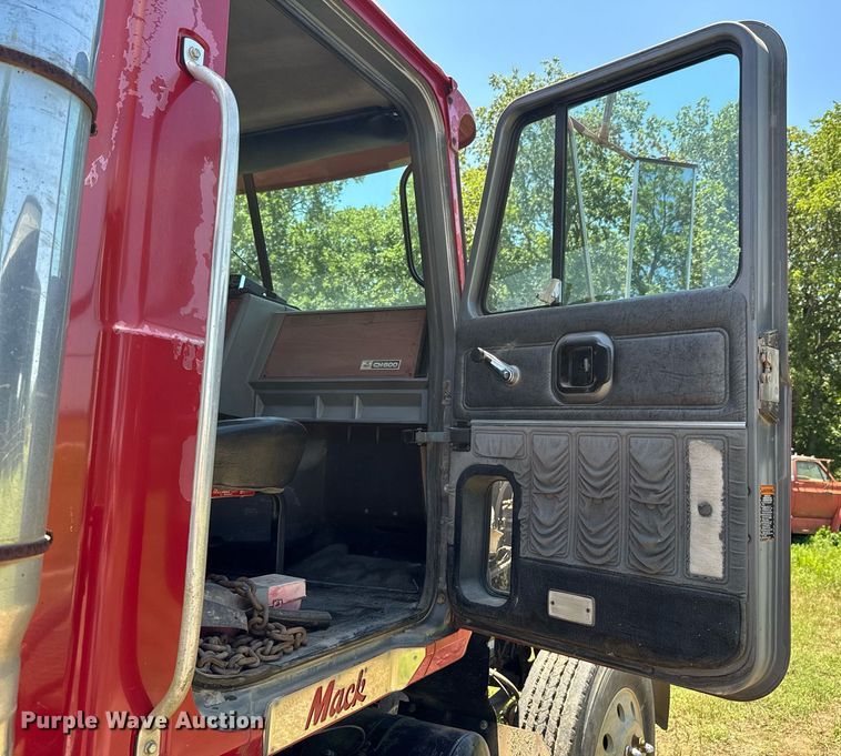 image for item DU9934 1999 Mack CH613 semi truck