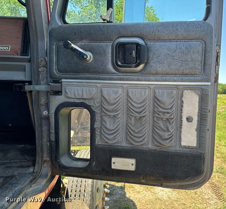 image for item DU9934 1999 Mack CH613 semi truck