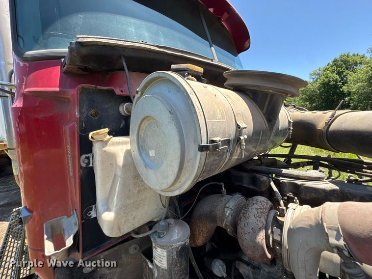 image for item DU9934 1999 Mack CH613 semi truck