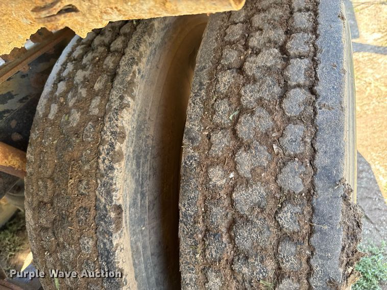 image for item DU9934 1999 Mack CH613 semi truck