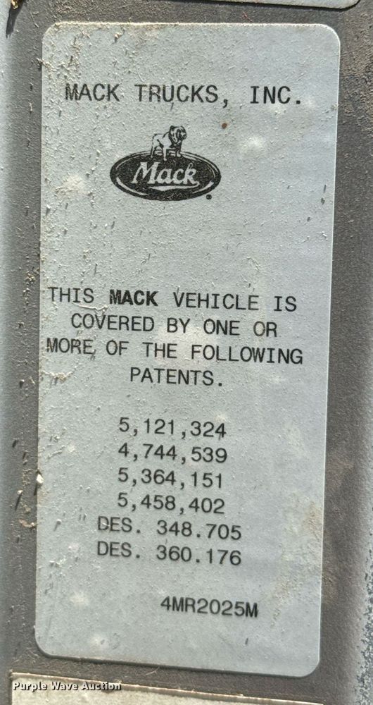 image for item DU9934 1999 Mack CH613 semi truck