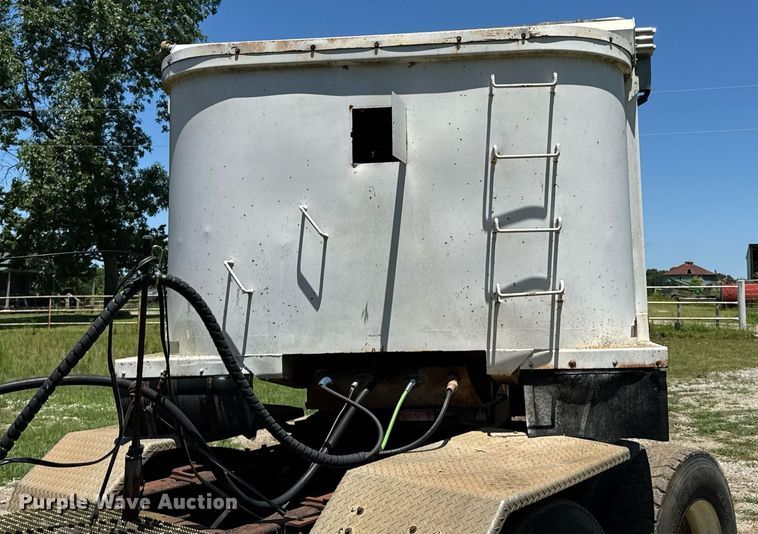 image for item DU9935 1992 Hibilt end dump trailer