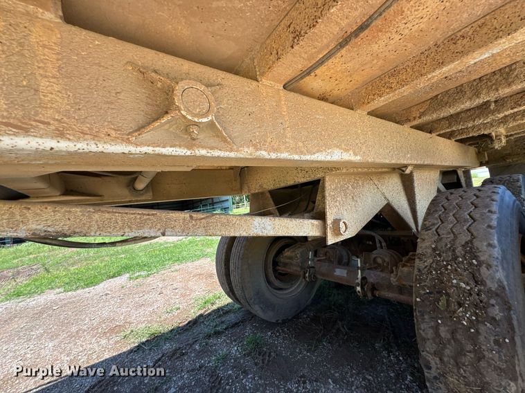 image for item DU9935 1992 Hibilt end dump trailer