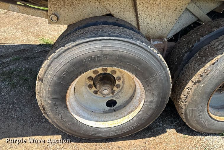 image for item DU9935 1992 Hibilt end dump trailer