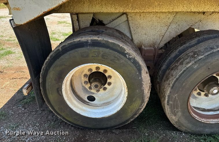 image for item DU9935 1992 Hibilt end dump trailer