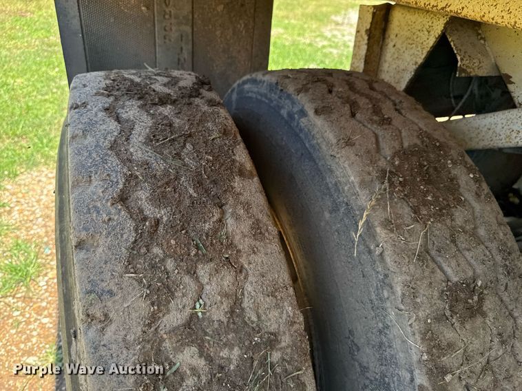 image for item DU9935 1992 Hibilt end dump trailer