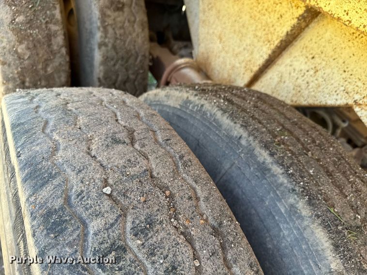 image for item DU9935 1992 Hibilt end dump trailer