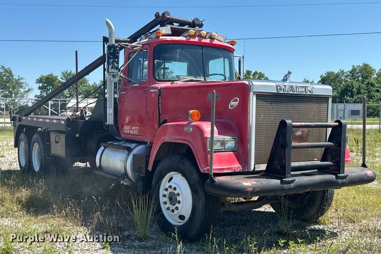 image for item DU9940 1976 Mack RW613 winch truck