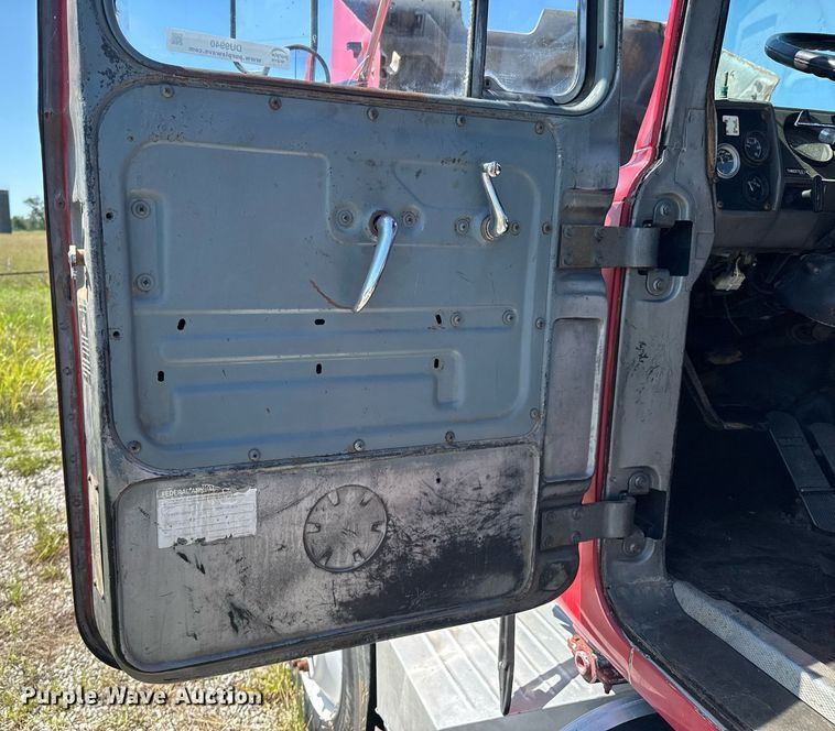 image for item DU9940 1976 Mack RW613 winch truck