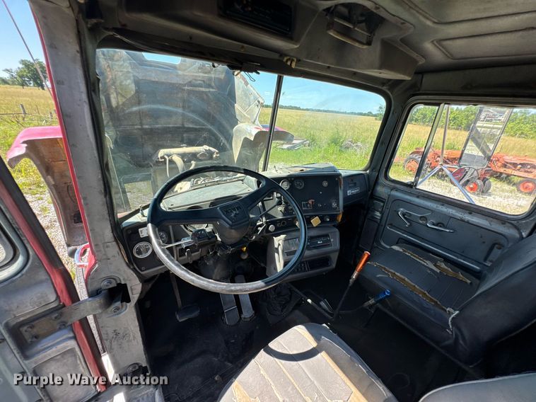 image for item DU9940 1976 Mack RW613 winch truck