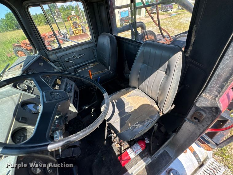 image for item DU9940 1976 Mack RW613 winch truck