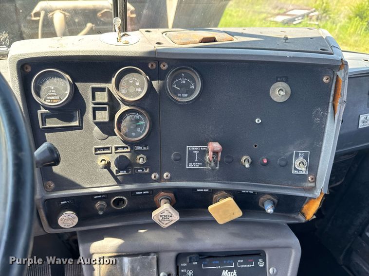 image for item DU9940 1976 Mack RW613 winch truck