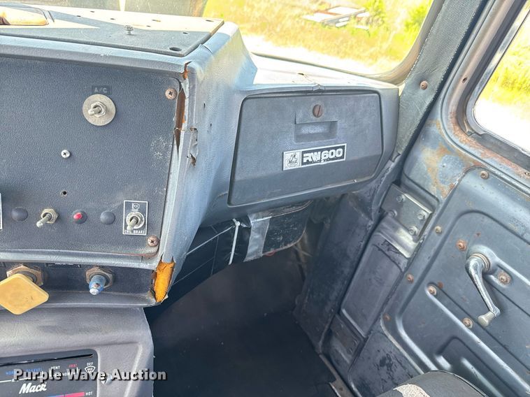 image for item DU9940 1976 Mack RW613 winch truck