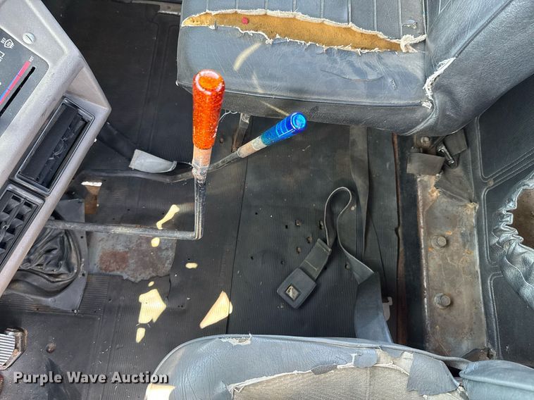 image for item DU9940 1976 Mack RW613 winch truck