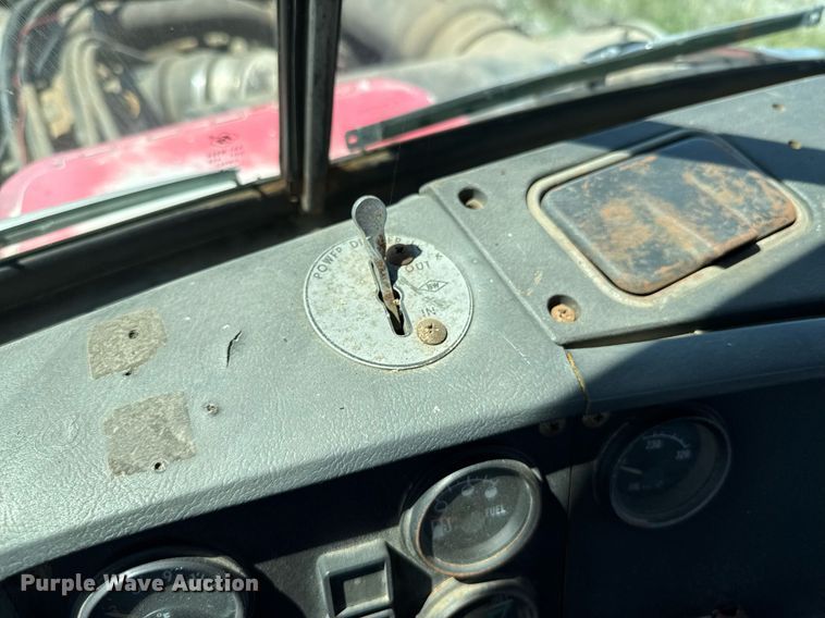 image for item DU9940 1976 Mack RW613 winch truck